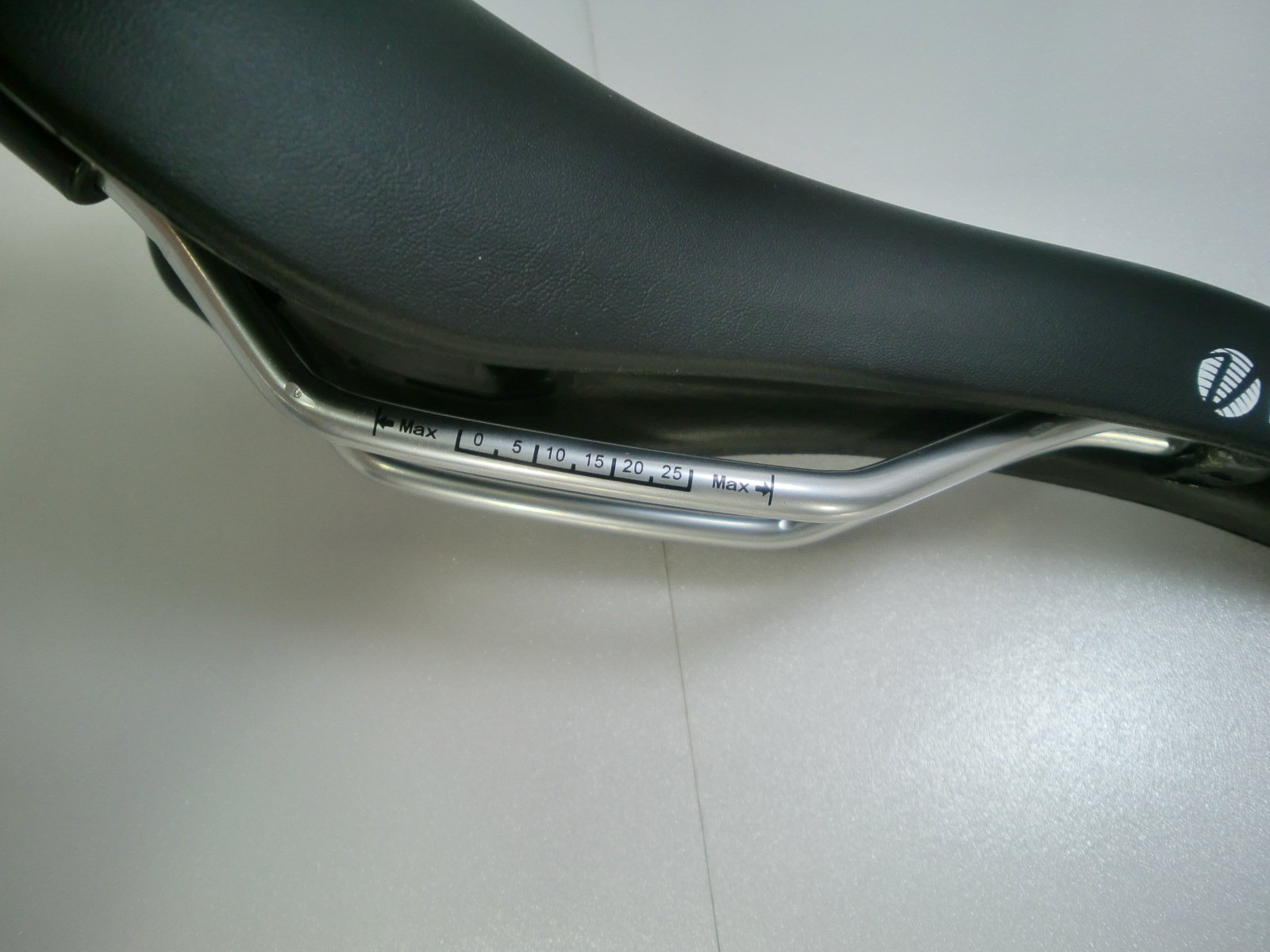 Amazon | サドル スポーツサドル 穴あき VL-1475 ブラック Velo